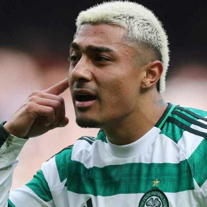 Julián Araujo vivió con mucha pasión el clásico (Reuters)