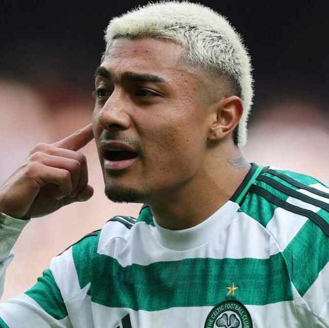 Julián Araujo vivió con mucha pasión el clásico (Reuters)