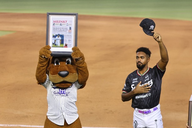Stephen Tarpley recibe placa por parte de Sultanes (Roberto Alanís)