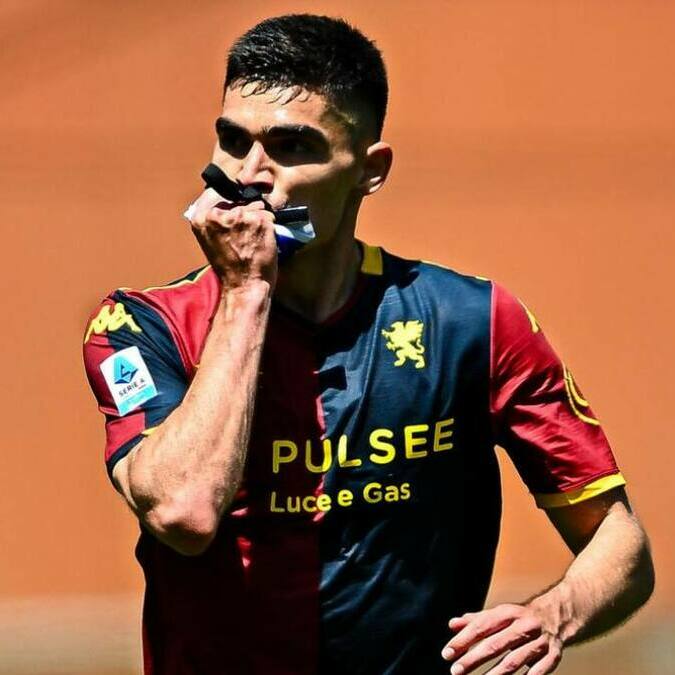 Johan Vásquez dio la cara por el Genoa (EFE)