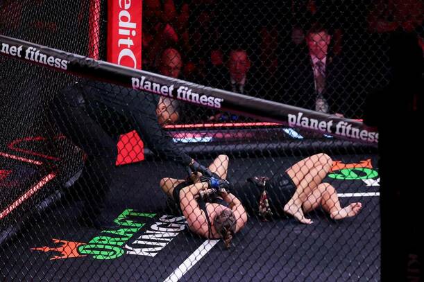 Ronda Rousey ganó con su famosa "armbar" / EFE