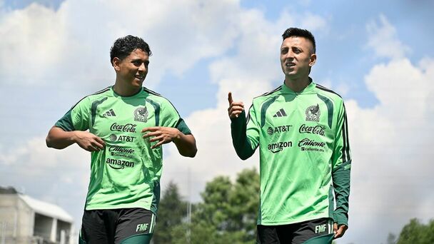 Luis Romo y Roberto Alvarado en el entrenamiento de la Selección Mexicana (Imago7)