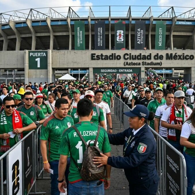 Revelan objetos prohibidos en los estadios durante el Mundial 2026 | Foto: Gemini AI