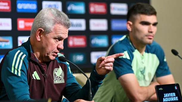 Javier Aguirre enumeró las cualidades de Johan Vásquez (Imago7)