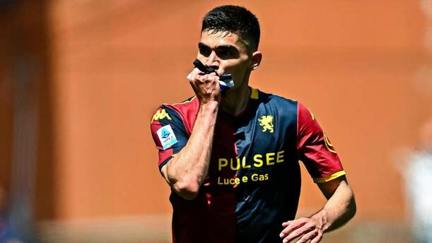 Johan Vásquez dio la cara por el Genoa (EFE)