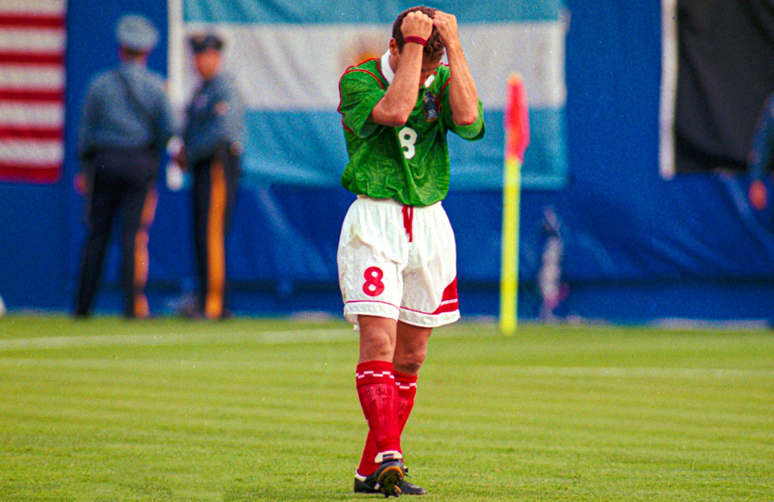 García Aspe tras fallar su penal ante Bulgaria. (Foto: Mexsport)