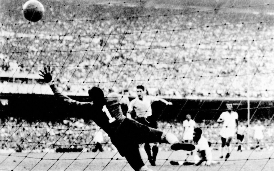 Momento en el que Schiaffino anota el primer gol de Uruguay ante Brasil en el 'Maracanazo'. Foto: AFP