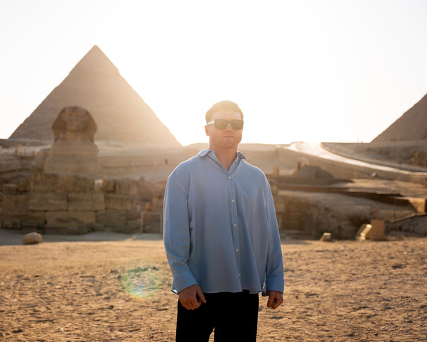 Canelo Álvarez frente a las pirámides de Giza. (Foto: X @Canelo)