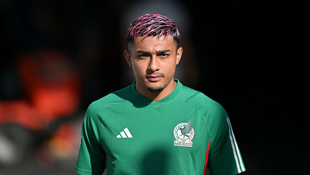 Julián Araujo se resintió de una lesión. (Foto: Imago7)