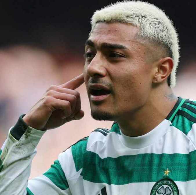Julián Araujo vivió con mucha pasión el clásico (Reuters)