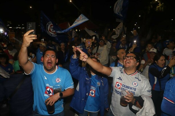 Aficionados de la Máquina armaron una fiesta en el Ángel de la Independencia (Javier Ríos)