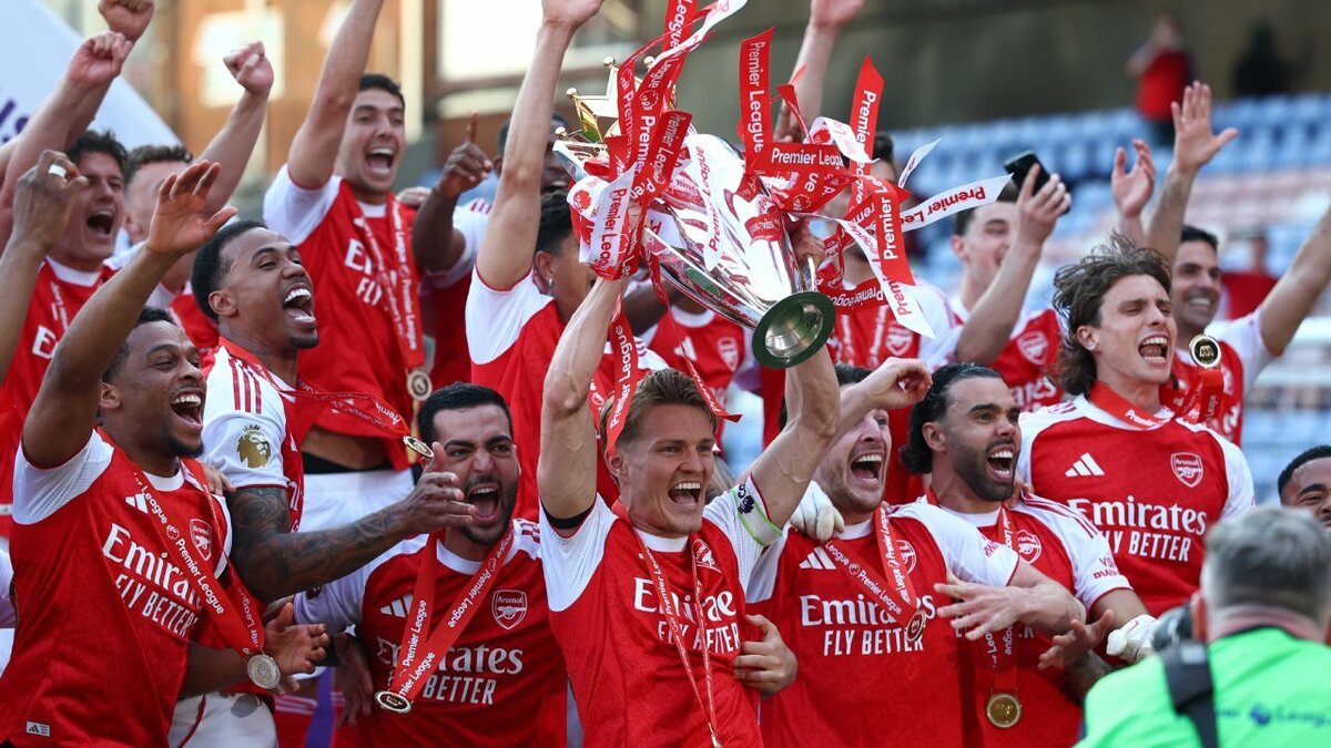 Arenal levantó el título de la Premier League (Reuters)