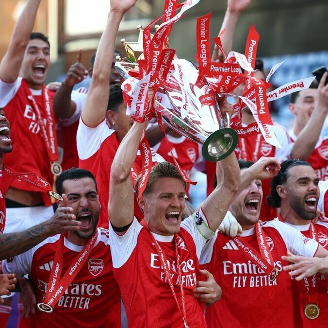 Arenal levantó el título de la Premier League (Reuters)