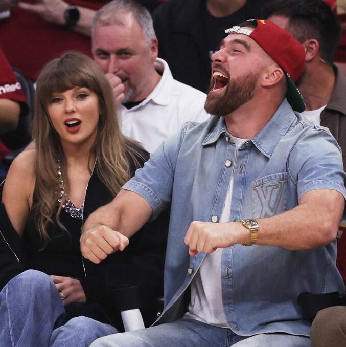 Fans enloquecen tras inesperada aparición de Taylor Swift y Travis Kelce en juego de la NBA