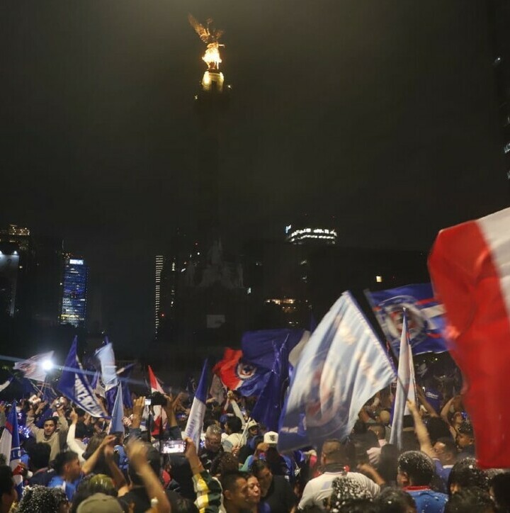 Miles de aficionados de Cruz Azul celebraron en el Ángel de la Independencia (Javier Ríos)