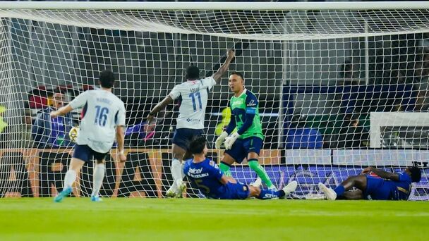 Rubén Duarte metió el balón en su propia portería (Fotografía:  Imago 7)