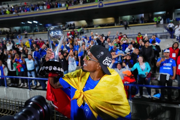 Ditta con el trofeo de la Liga MX (Imago7)