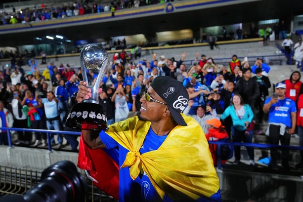 Ditta con el trofeo de la Liga MX (Imago7)