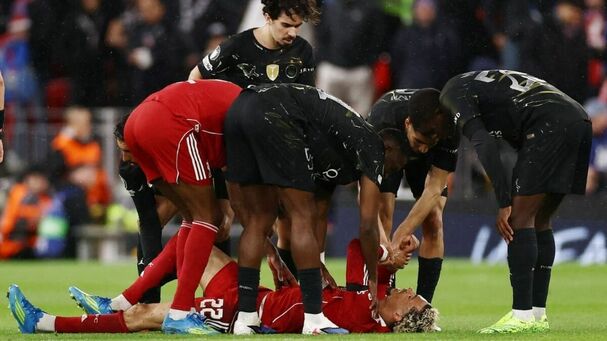 Hugo Ekitike sufrió lesión del talón de Aquiles durante la Vuelta ante el PSG (FOTO: Reuters)