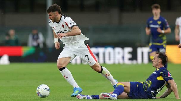Santiago Gimenez no pudo evitar la caída del AC Milan (Reuters)