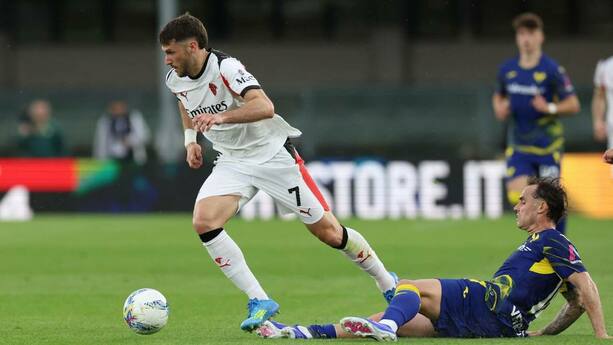 Santiago Gimenez no pudo evitar la caída del AC Milan (Reuters)