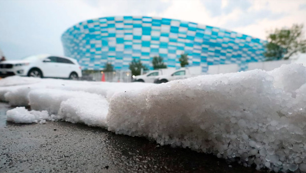 La gruesa capa de granizo al exterior del Cuauhtémoc. (Foto: Jaime Zambrano)