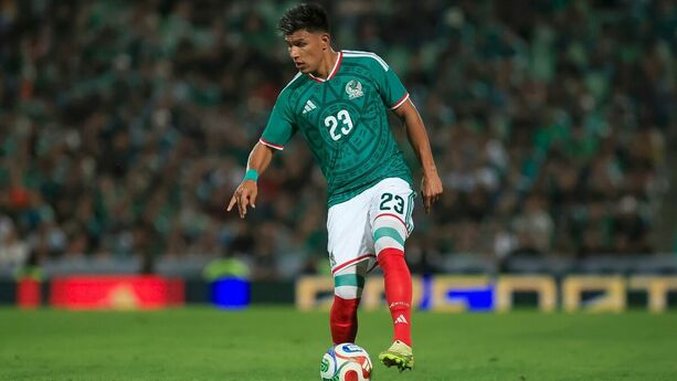 Jesús Gallardo con el nuevo uniforme de la Selección Mexicana (Imago7)