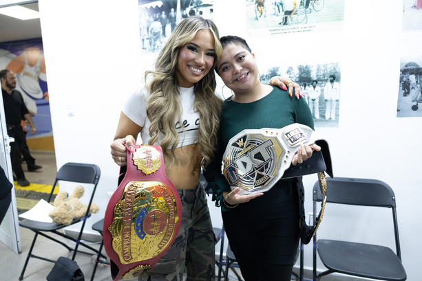 Lola Vice, campeona de NXT, compartiendo un momento con una seguidora. (Cortesía).