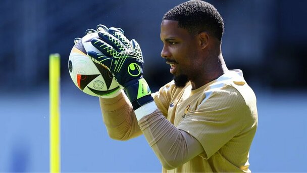 Mike Maignan el portero que sustituye a Hugo Lloris como arquero de la Selección de Francia (FOTO: Reuters)