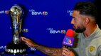 Nathan Silva tocó el trofeo de la Liga MX previo a la Final del CL2026 (Captura @aztecadeportes)