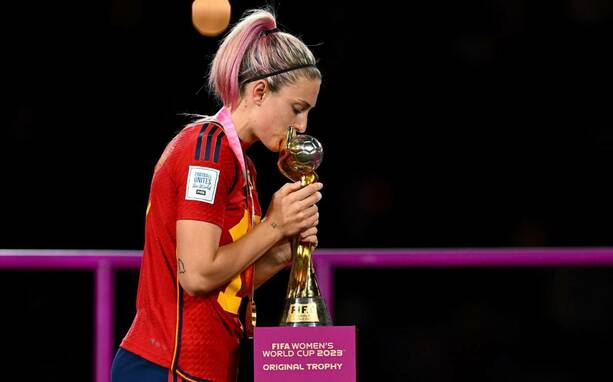 Putellas besa el trofeo del campeonato mundial (EFE)