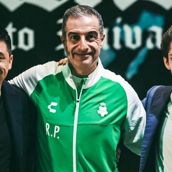Alejandro  Irarragorri y Gonzalo Pineda dieron la bienvenida a Renato Paiva (Fotografía: Cortesía)