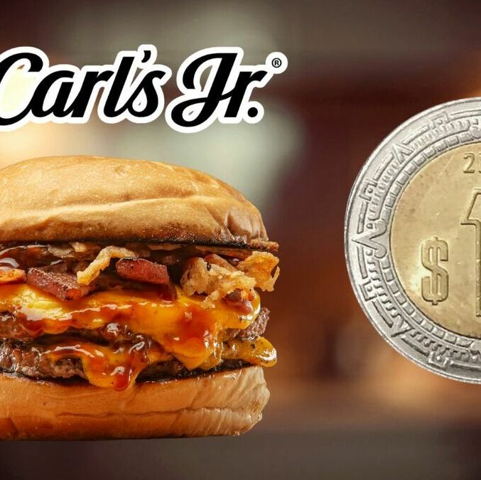 Este será el horario de promoción de hamburguesas de Carl's Jr. a 1 peso este 2026. (Canva y Especial).