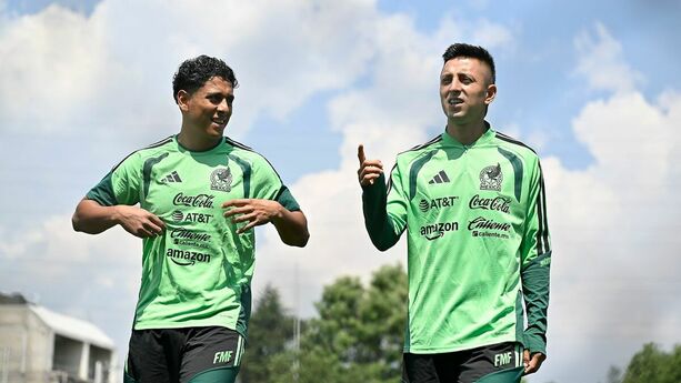 Luis Romo y Roberto Alvarado en el entrenamiento de la Selección Mexicana (Imago7)