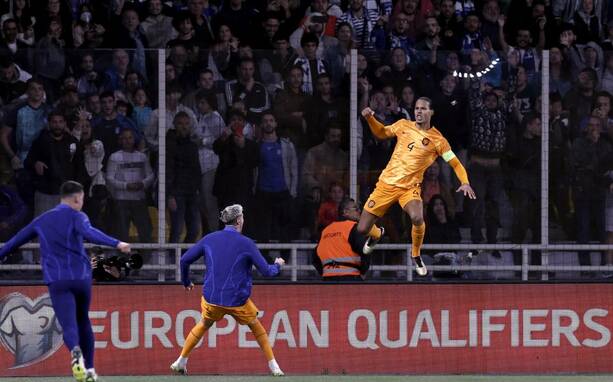Virgil van Dijk celebra su gol ante los griegos. FOTO: Reuters.