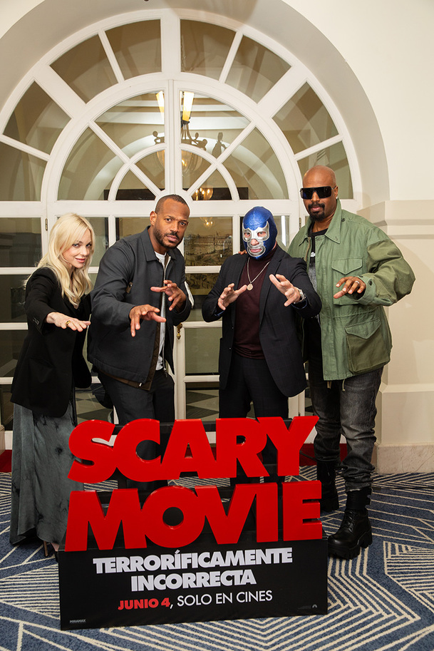 Blue Demon Jr. junto a los hermanos Wayans y Anna Faris. (Foto: Cortesía Paramount)