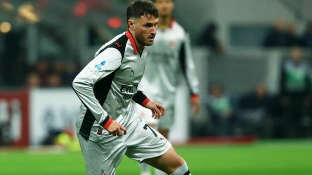 El delantero mexicano ha vuelto a jugar con el AC Milan (FOTO: X @Santgimenez_)
