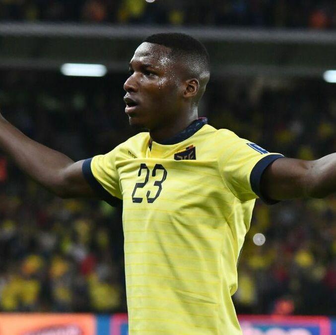 Moisés Caicedo, líder de Ecuador (@LaTri)
