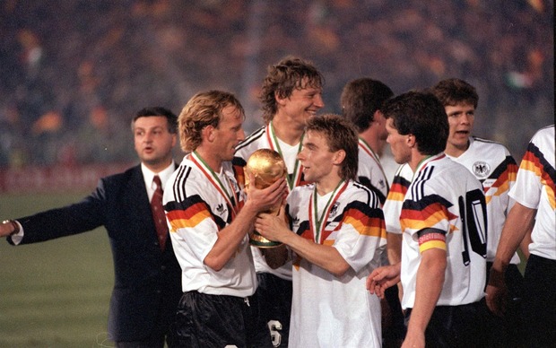 Los germanos celebrando su tercer título mundial. (AP)