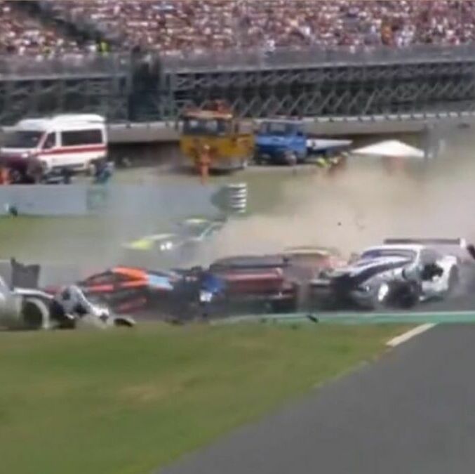 Así fue el impresionante choque de 11 autos en la largada de Monza (Capturas de pantalla)