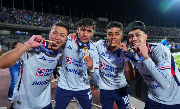 Aficionados de Cruz Azul celebraron la décima estrella (Imago7)