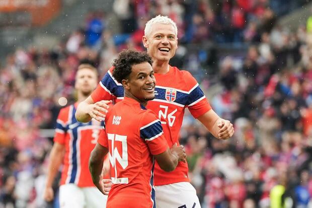 Julian Ryerson y Antonio Nusa, de Noruega, celebran un gol. (Foto: EFE)