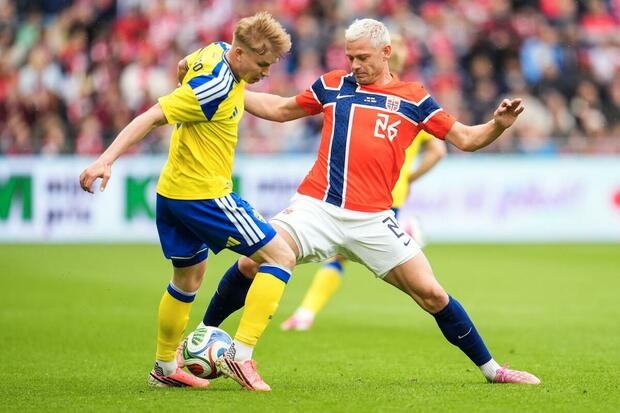 Julian Ryerson de Noruega en acción durante un partido amistoso. (Foto: EFE)