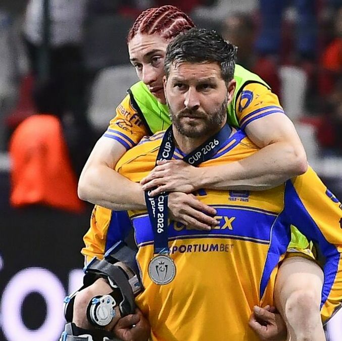 Marcelo Flores es cargado por Gignac (Mexsport)