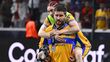 Marcelo Flores es cargado por Gignac (Mexsport)