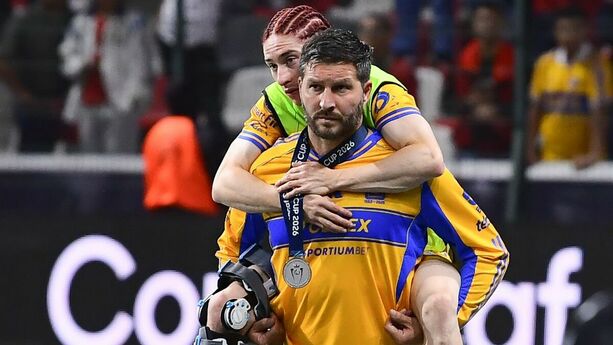 Marcelo Flores es cargado por Gignac (Mexsport)