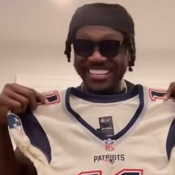 Los Patriots se trajeron a uno de los mejores receptores de la NFL (@Patriots)
