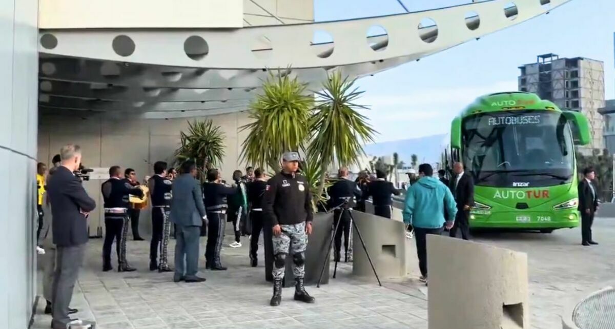 La Selección de Sudáfrica llegó al hotel en Pachuca y fue recibido con mariachi. (Foto: captura de pantalla @HiSportsTV)