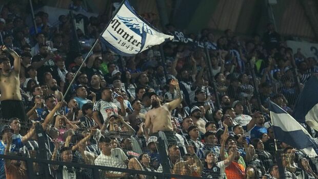 Afición de Rayados en el juego contra Chivas (Imago7)