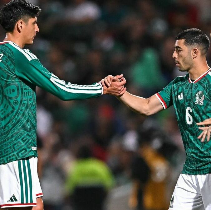 Edson Álvarez y Erik Lira compiten por un puesto. (Foto: Mexsport)